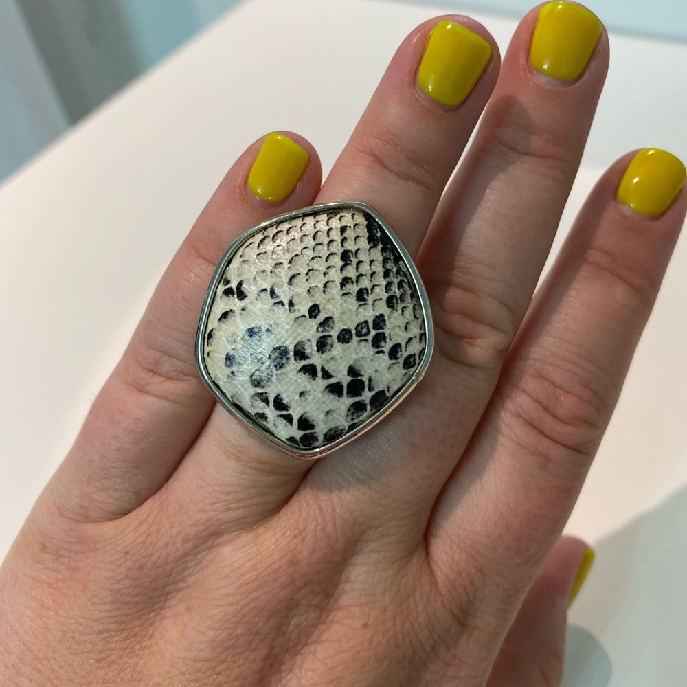 Stella & Dot Silver with Black, White, & Ivory Snakeskin Cocktail Ring Sz 7.5